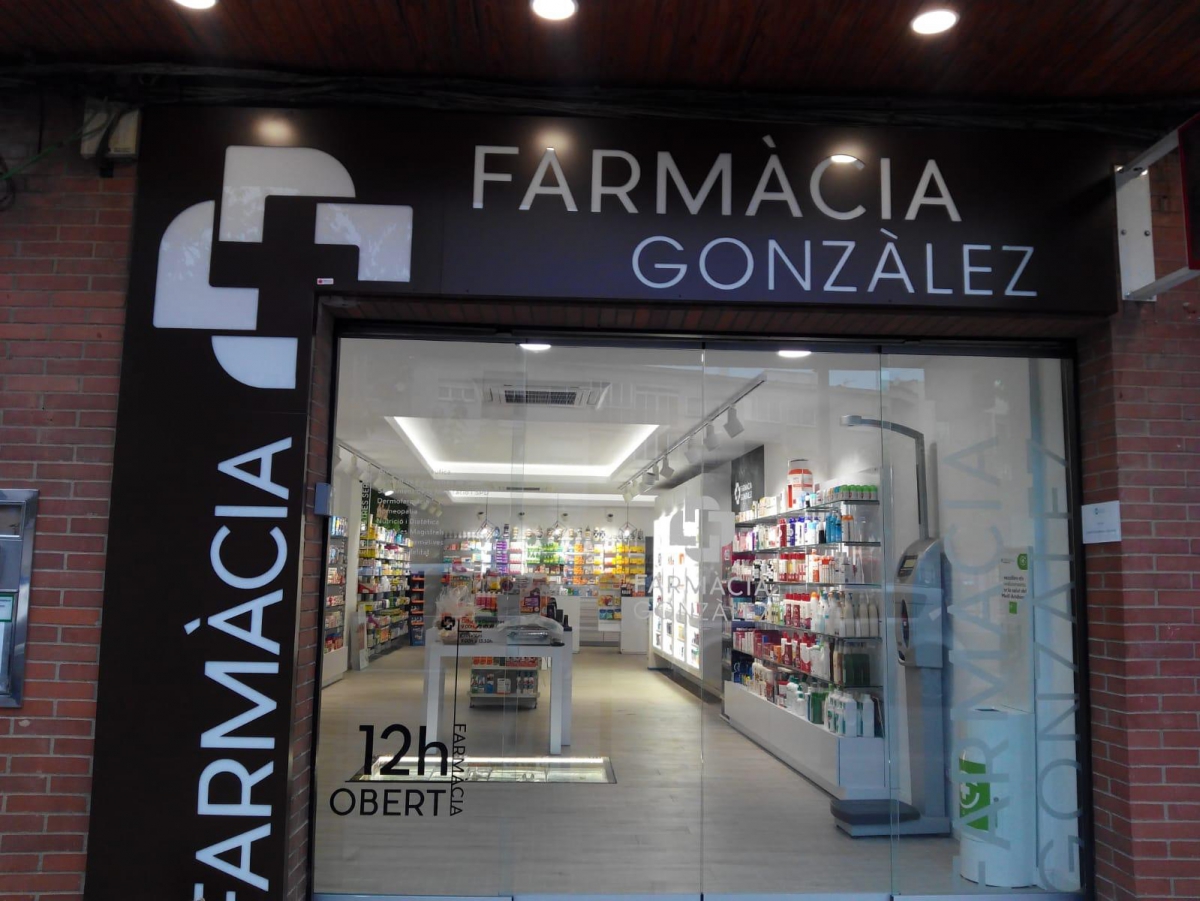 Reforma integral de la Farmacia González en Roses